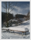 schneebedeckte Bank